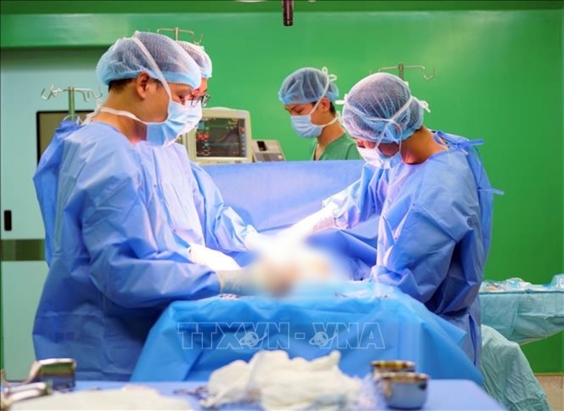 Ca phẫu thuật huy động hai ekip sản và ngoại phối hợp thực hiện đồng thời. Ảnh: TTXVN