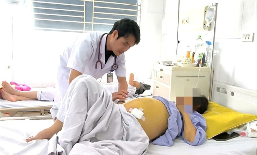 Bác sĩ thăm khám cho người bệnh bị viêm gan B. Ảnh: Gia Đình Việt Nam