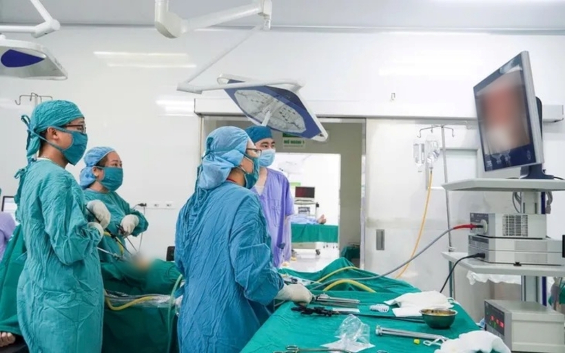 Các bác sĩ tiến hành phẫu thuật cho nữ bệnh nhân. Ảnh: Thời báo VTV