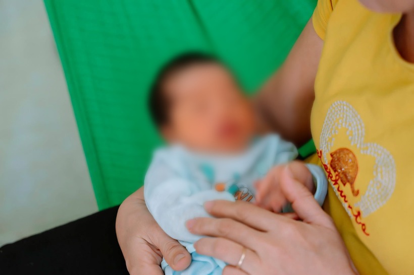 Bé gái sơ sinh khoảng 5 ngày tuổi bị bỏ rơi được người dân phát hiện tại khu vực cụm công nghiệp Cổ Lễ. (Ảnh: VietnamNet)