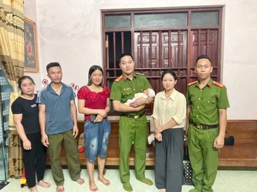 Bé gái sơ sinh bị bỏ rơi tạm thời được chị Ly nuôi dưỡng, chăm sóc trong lúc tìm cha, mẹ của trẻ. (Ảnh: Công an phường Đông Mai)