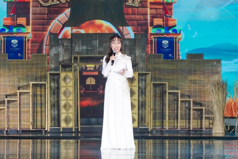 Hai tiết mục do TS. Phương Thảo thể hiện trên sân khấu đã lan tỏa mạnh mẽ tinh thần sáng tạo và khát vọng vươn cao trong đêm diễn.