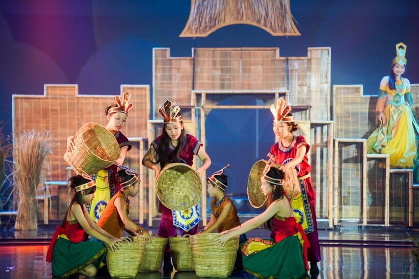 Vở nhạc kịch “The Enchanted Crossbow” của Victoria School bùng nổ trên sân khấu, gây ấn tượng mạnh mẽ - 9