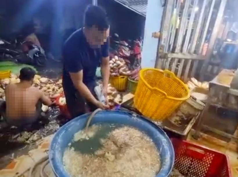 Nhân viên cơ sở sơ chế hoa chuối làm lại quá trình pha hóa chất vào nước ngâm. Ảnh: Tuổi Trẻ Online