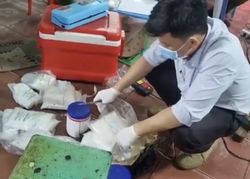Hóa chất thu giữ tại cơ sở sơ chế hoa chuối. Ảnh: Công An Nhân Dân