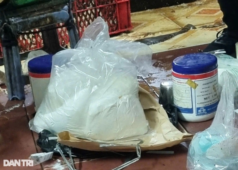 Những chất bột không rõ nguồn gốc được các cơ sở dùng để ngâm hoa chuối. Ảnh: Dân Trí