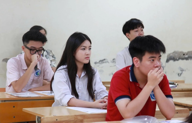 Chuyên gia dự đoán điểm chuẩn đại học 2025 có thể giảm mạnh. Ảnh: Kinh tế và Đô thị.