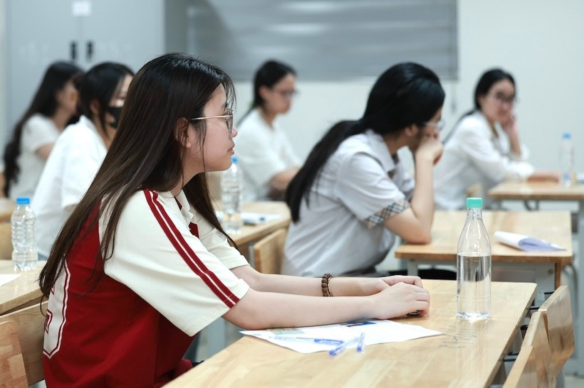 Nhiều phụ huynh có con đỗ nhiều trường đang "đau đầu" cân nhắc nên chọn trường nào để con có môi trường học tập tốt nhất. Ảnh minh họa