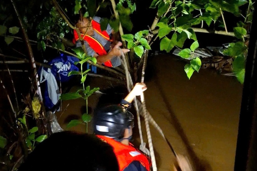 Cảnh sát Phòng cháy, chữa cháy và Cứu nạn cứu hộ Công an thành phố Đà Nẵng hỗ trợ đưa người đàn ông bị nạn ra khỏi khu vực nguy hiểm. (Ảnh: Công an Đà Nẵng)