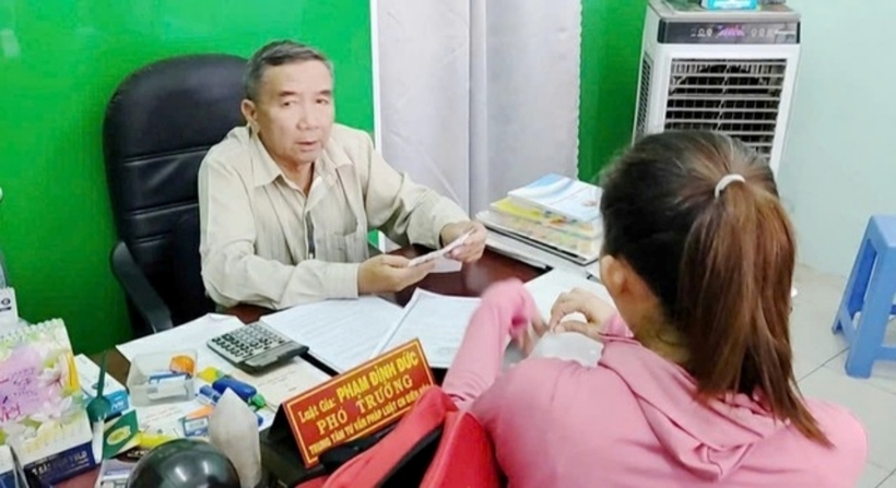 Luật gia Phạm Đình Đức tư vấn pháp luật miễn phí cho người dân tại Chi nhánh Trung tâm tư vấn pháp luật Hội Luật gia thành phố Biên Hòa (cũ). Ảnh: Đ.Phú