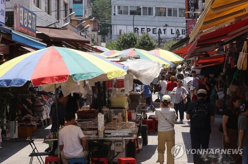 Người mua sắm dạo quanh chợ Namdaemun ở Seoul (Hàn Quốc) hôm 22/6. Ảnh: Yonhap News