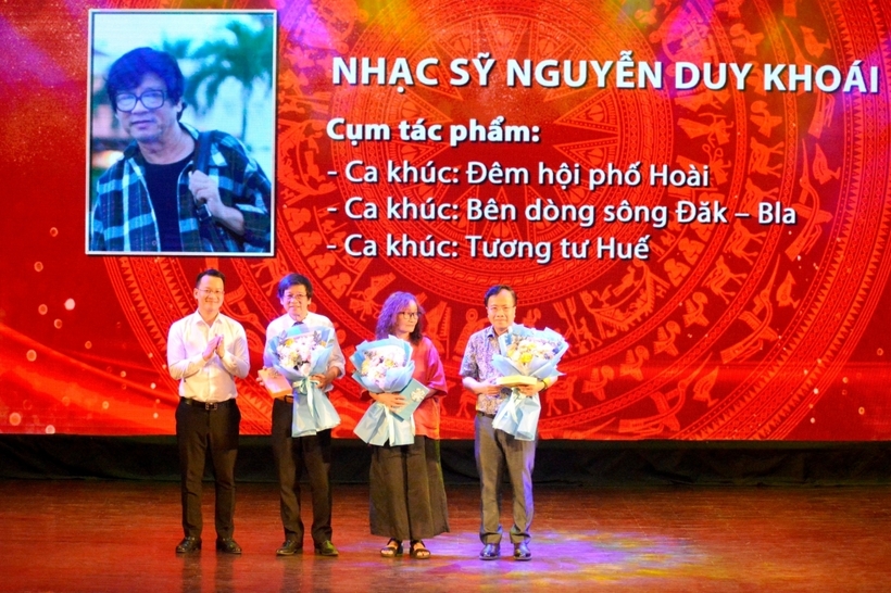 Nhạc sĩ Nguyễn Duy Khoái (thứ 2 từ bên trái sang) được TP.Đà Nẵng vinh danh vì đoạt Giải thưởng Nhà nước về Văn học nghệ thuật năm 2022. Ảnh: Tuổi Trẻ Online