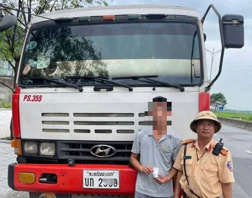 Phát hiện tài xế ô tô đầu kéo dương tính ma tuý. Ảnh: Báo Lao động.