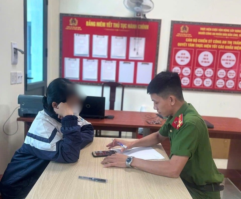 Ngay sau khi tiếp nhận thông tin, Công an xã Lộc Hà đã nhanh chóng xác minh, kịp thời hướng dẫn và giải thích rõ thủ đoạn lừa đảo của các đối tượng, giúp em học sinh phòng tránh thiệt hại về tài chính. Ảnh: Công an Hà Tĩnh