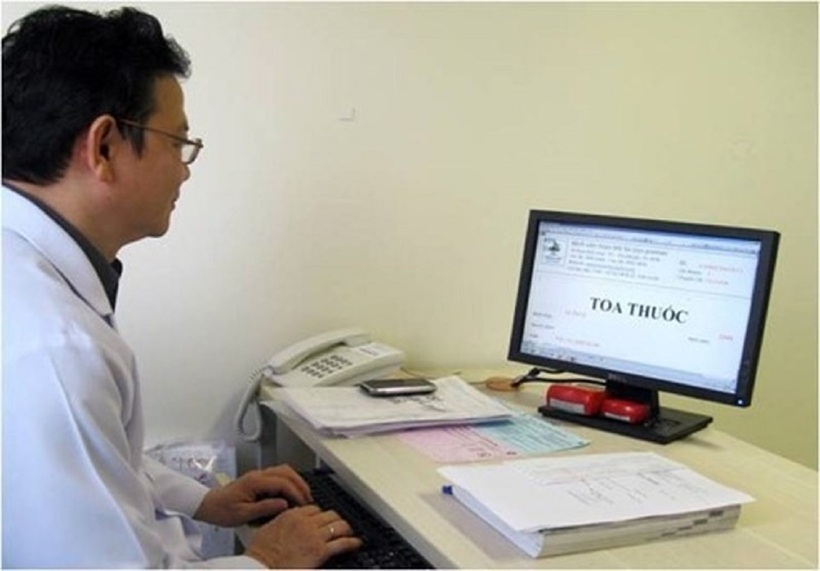 Từ ngày 1/10/2025, tất cả bệnh viện sẽ bắt buộc kê đơn điện tử. Từ 1/1/2026, quy định này áp dụng cho mọi cơ sở khám chữa bệnh. Ảnh minh họa