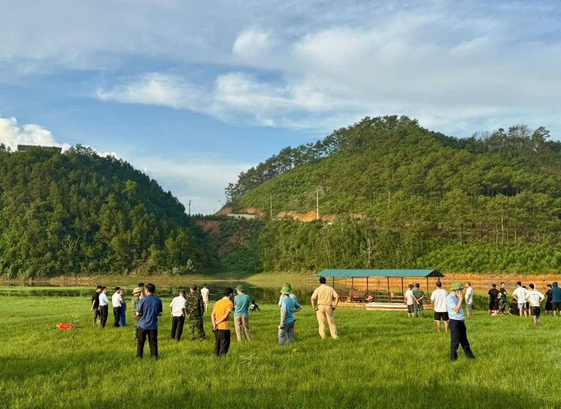 Lực lượng chức năng tìm kiếm người gặp nạn. Ảnh: VOV