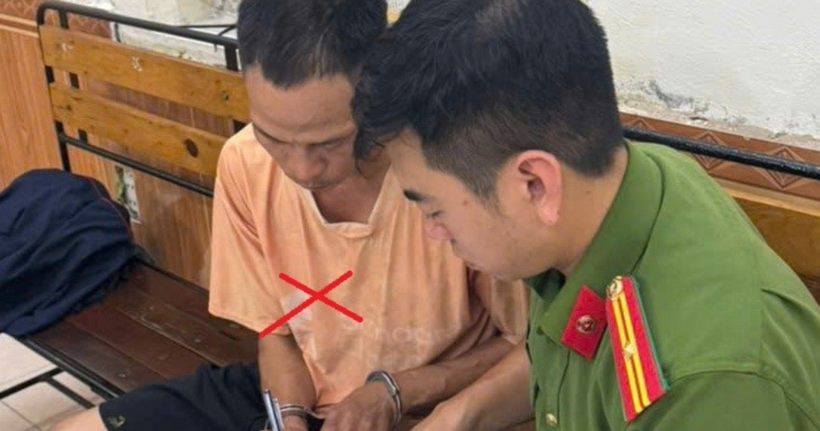 Đối tượng Phạm Văn Trường (áo vàng) tại cơ quan Công an