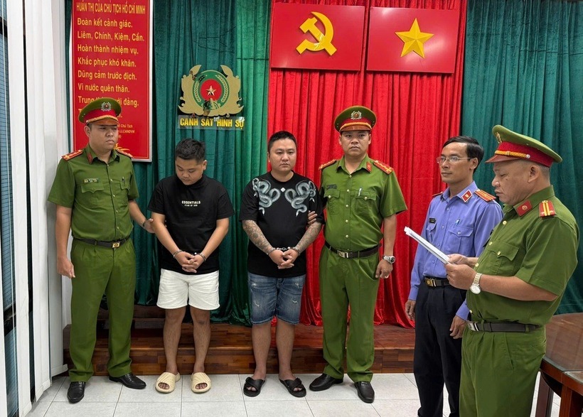 Lực lượng chức năng đọc lệnh bắt khẩn cấp Hảo (thứ 2 từ phải qua) và Tú (Ảnh: Dân Trí)
