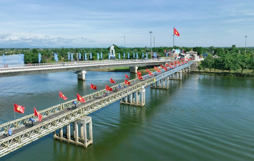 Cầu Hiền Lương từng là biểu tượng về biên giới chia cắt đất nước thành hai miền Nam - Bắc dọc theo vĩ tuyến 17 trong suốt 21 năm, từ năm 1954 đến năm 1975.