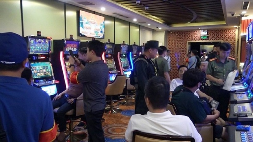 Bên trong câu lạc bộ đánh bạc thời điểm bị cảnh sát bắt quả tang. Ảnh: Tuổi Trẻ