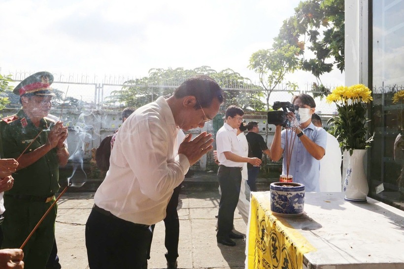 Ông Nguyễn Văn Được thắp nhang cho các nạn nhân xấu số trong vụ cháy tại Trung tâm hỏa táng Bình Hưng Hòa. (Ảnh: Dân trí)