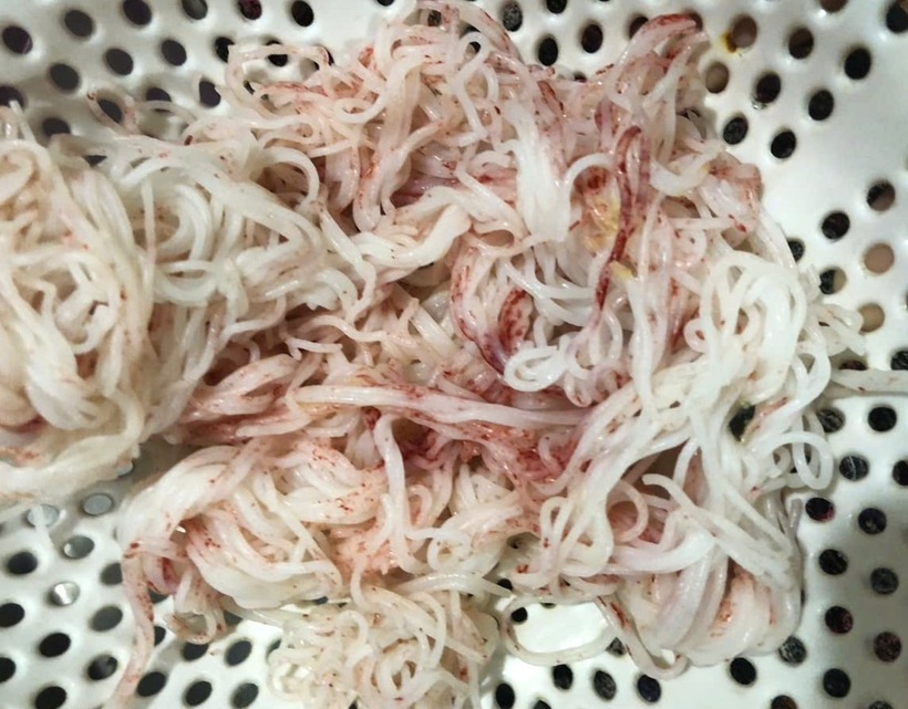 Bà L. cho biết thường ngày gia đình vẫn mua bún vào buổi sáng để dùng cho bữa trưa và bữa tối, nhưng đây là lần đầu tiên bà thấy sợi bún đổi màu bất thường. Ảnh: Vietnamnet
