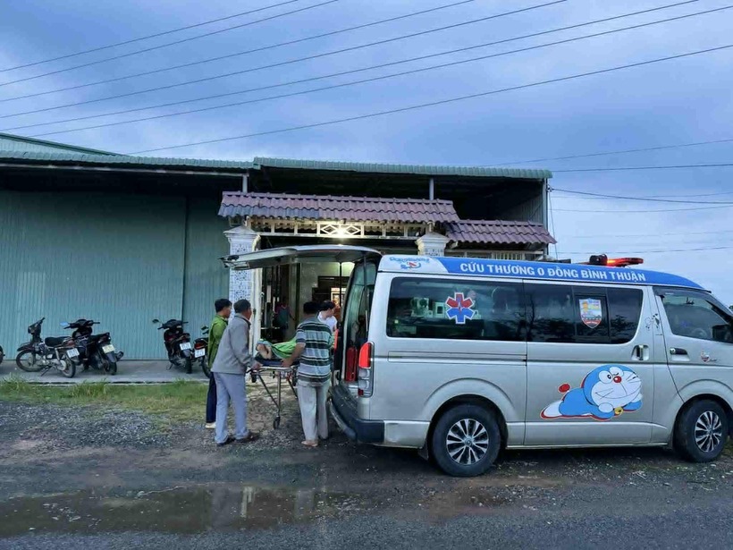 Xe cứu thương 0 đồng Bình Thuận đưa thi thể nạn nhân về nhà. Ảnh: Báo Lâm Đồng