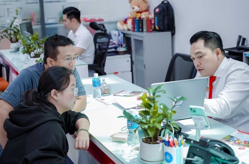 Phụ huynh, thí sinh nghe tư vấn tuyển sinh đại học 2025 (Ảnh: UEF).