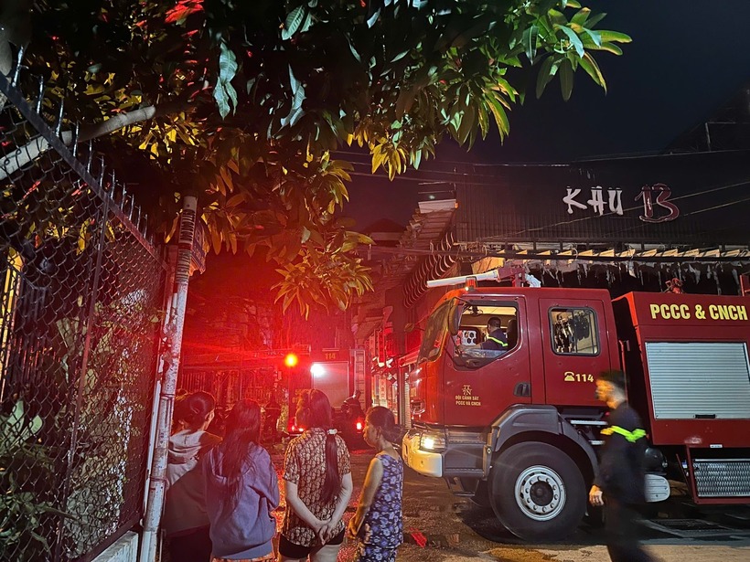 Hiện trường tan hoang vụ cháy cư xá, 8 người tử vong ở TP.HCM - 3