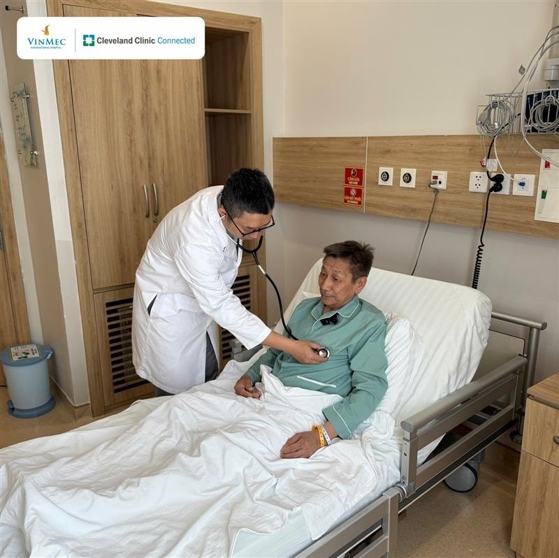 Bác sĩ tại Vinmec Central Park quan tâm, hỏi thăm sức khỏe bệnh nhân sau phẫu thuật.