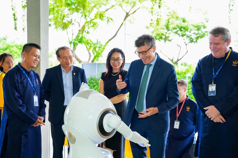 Ông Jonathan Baker - Trưởng Đại diện Văn phòng UNESCO tại Việt Nam trong chuyến thăm Victoria School (6/2024)