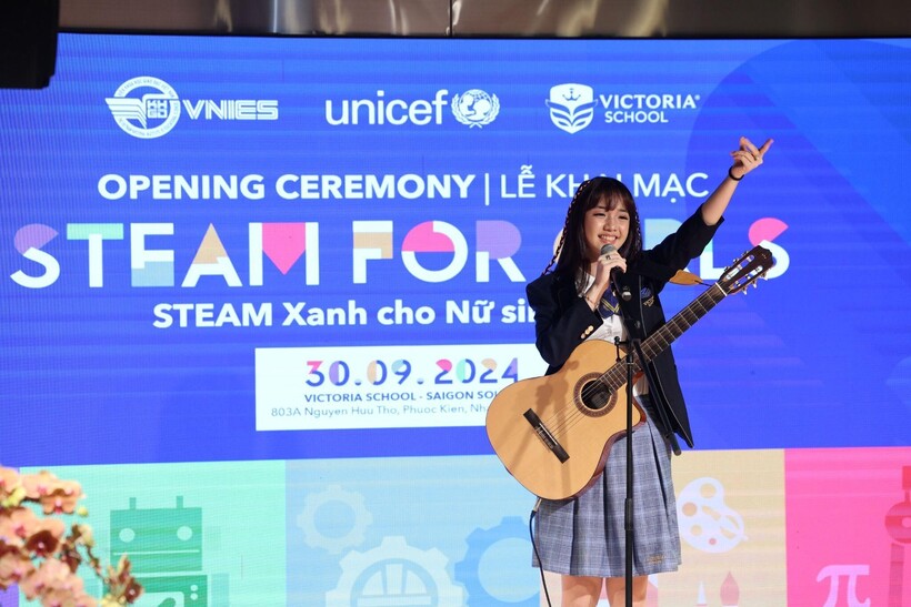 Izara Thiên Nga - Học sinh tài năng biểu diễn tại các hoạt động, sự kiện của trường.