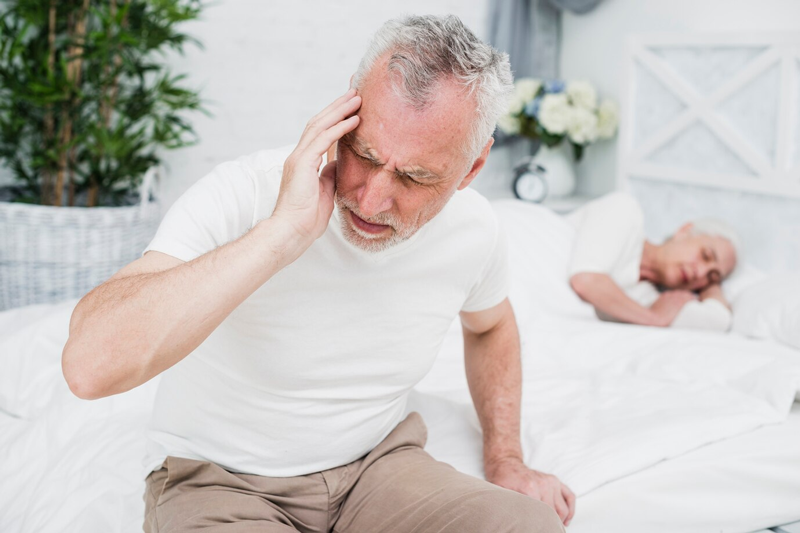 Người cao tuổi dễ bị ù tai, nghe kém