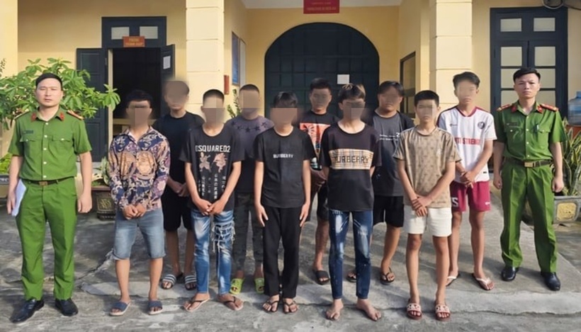 Nhóm thanh thiếu niên gây rối bị bắt giữ tại cơ quan công an. Ảnh: VTC News.