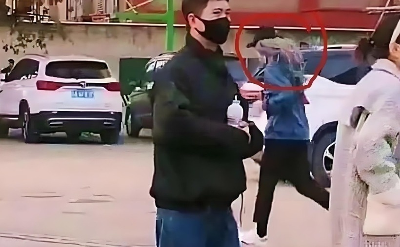 Người đàn ông giả gái để đi thi hộ. Ảnh: SCMP.