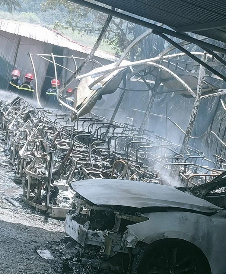 Xe điện bị thiêu rụi sau vụ cháy. (Ảnh: VnExpress)