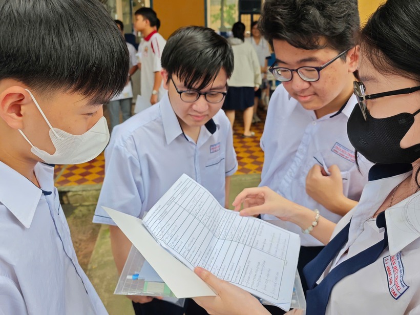 Thí sinh thi tốt nghiệp THPT 2025 trao đổi về bài làm sau giờ thi. Ảnh: Thanh niên