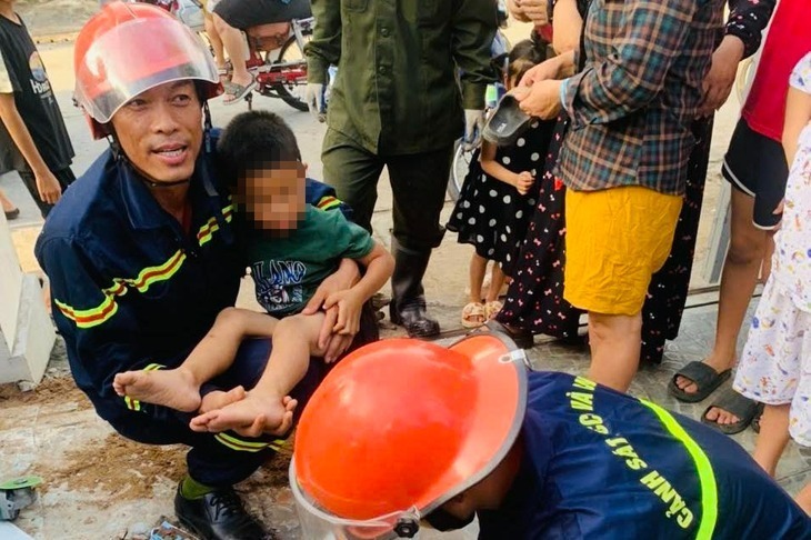 Sau hơn 1 giờ 30 phút, cháu T.T. đã được đưa ra ngoài an toàn, khỏe mạnh, không bị thương tích. Ảnh: Báo Tuổi trẻ.