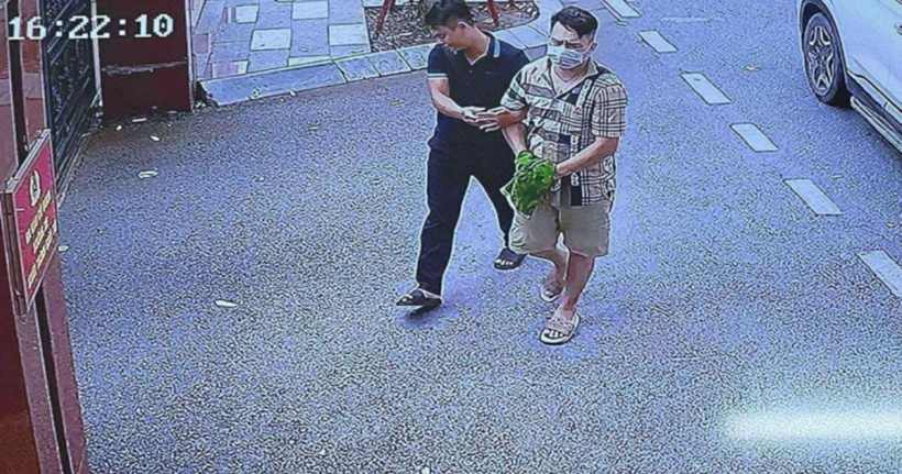 Cơ quan công an dẫn giải Tiến "bịp" về trụ sở - Ảnh cắt từ clip