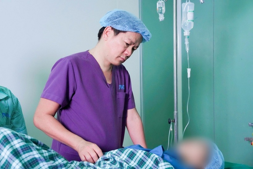 Sau mổ, bệnh nhân được điều trị bằng kháng sinh mạnh, hút áp lực âm và công nghệ Plasma lạnh hỗ trợ hồi phục. Ảnh: VOV.