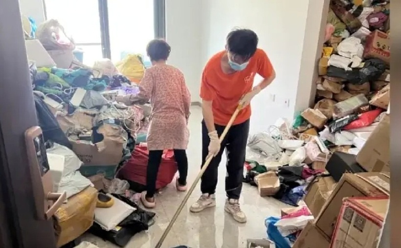 Các kiện hàng xếp đến tận trần. Ảnh: Sohu.