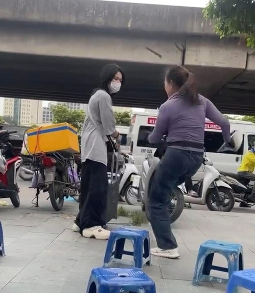 Phạt 2,5 triệu đồng người phụ nữ bán nước đuổi cô gái khi đang đứng trên vỉa hè chờ xe ở Mỹ Đình. Ảnh: Báo An ninh Thủ đô.