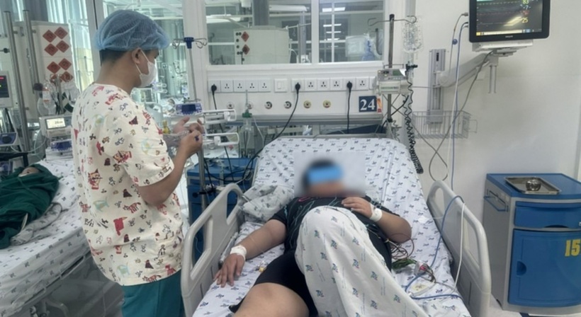 Sốt xuất huyết cần được chẩn đoán và có pháp đồ điều trị sớm, tránh tự ý uống thuốc và truyền dịch tại nhà. Ảnh: Báo Xây dựng.