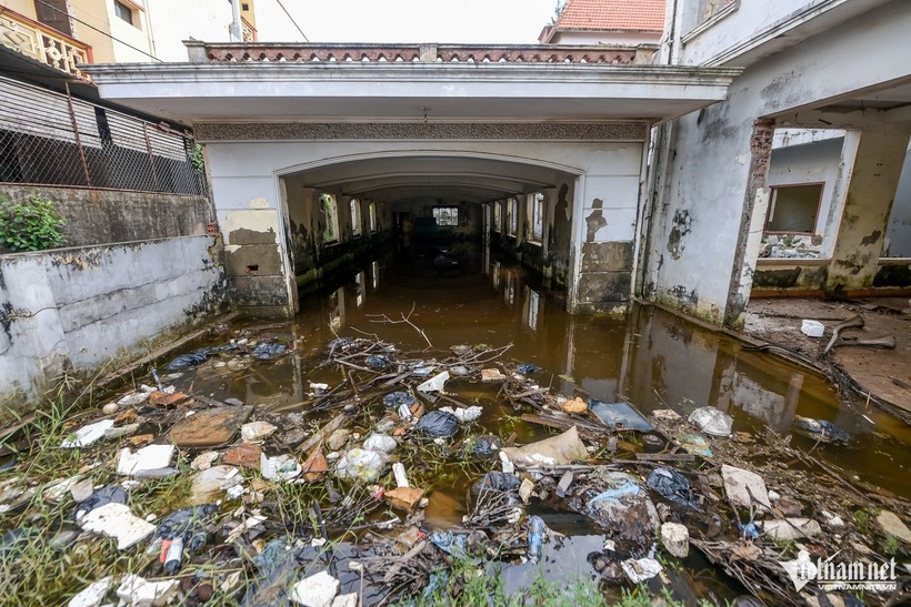 Cảnh nhếch nhác, bên trong chứa rác ở một khách sạn trong Khu du lịch Quất Lâm.