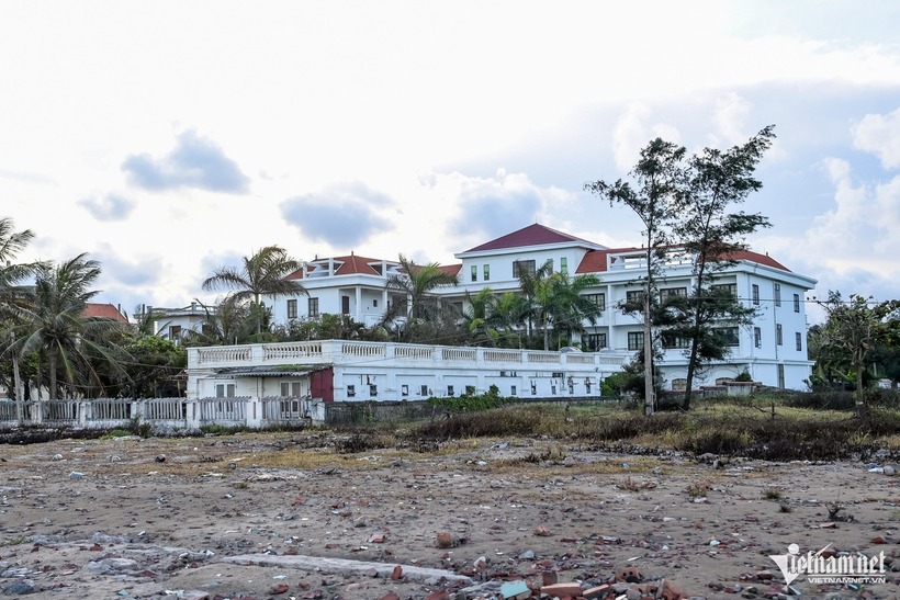 Cảnh hoang tàn trong khuôn viên một khách sạn lớn tại Khu du lịch Quất Lâm.