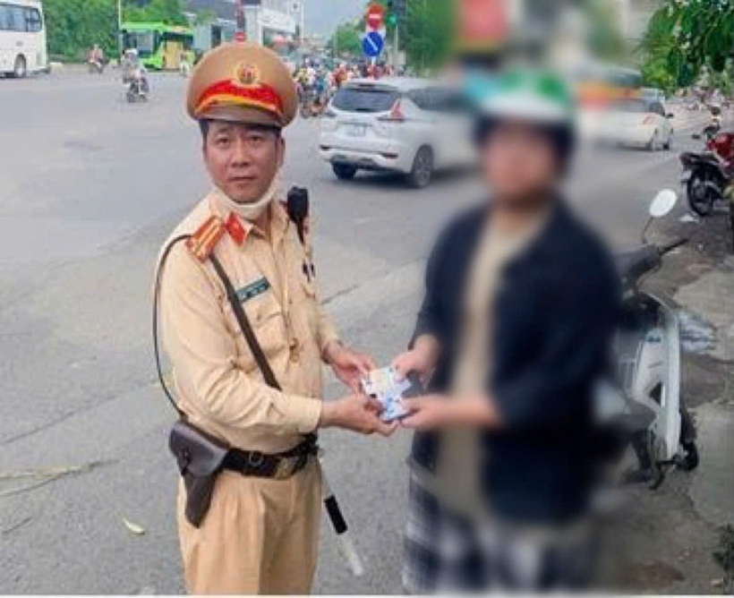 Tổ công tác Đội CSGT đường bộ số 4 trao trả ví cho nam sinh đánh rơi trên đường về quê
