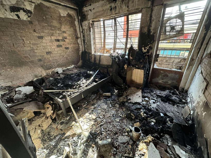 Theo Công an TP.HCM, đường dây điện tự đấu nối trong căn hộ 0.20 của chung cư Độc Lập đã bị chập, gây cháy lan sang căn hộ liền kề 0.19. Chung cư này được xây dựng từ năm 2008 và không có lối thoát hiểm cho các căn hộ ở tầng trệt. Ngoài ra, việc cơi nới, lắp đặt "chuồng cọp" tại ban công các căn hộ đã chặn lối thoát hiểm của cư dân.