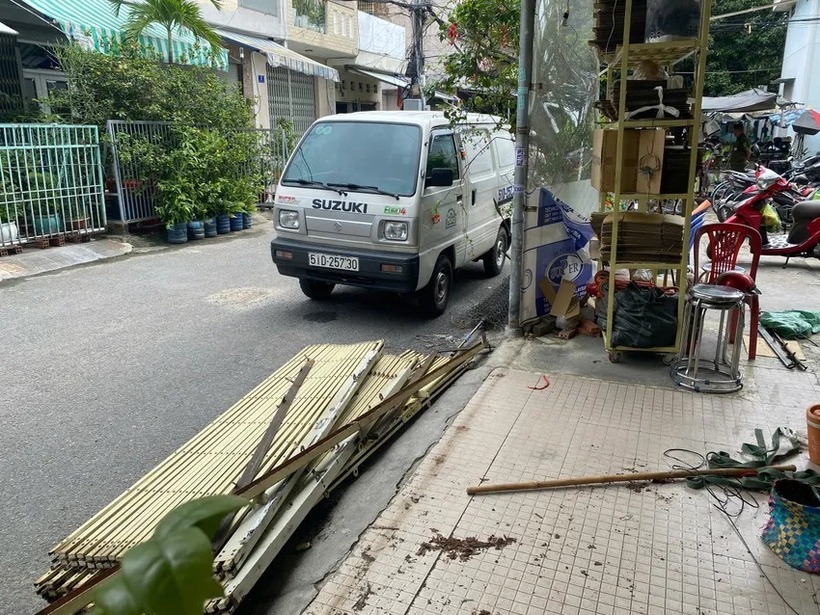 Trong sáng 8/7, người dân đã thuê nhân công tháo dỡ các khung sắt, chuồng cọp và phần cơi nới không phép tại cư xá. Tại các hành lang, nhiều phần rào chắn sắt, cửa cuốn bị cắt bỏ. Một số hộ chủ động tháo “chuồng cọp”.