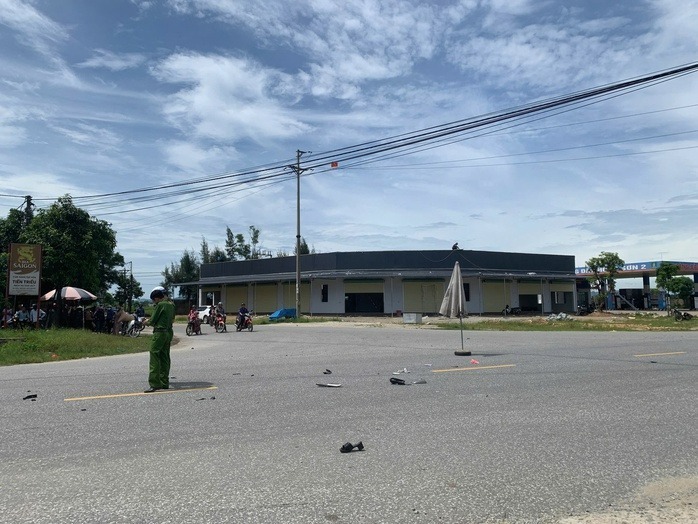 Vụ tai nạn giao thông nghiêm trọng xảy ra vào khoảng 9h45 ngày 8/7 tại giao lộ Đường tỉnh 553 - Đường huyện 131 thuộc địa phận xã Cẩm Bình, tỉnh Hà Tĩnh.