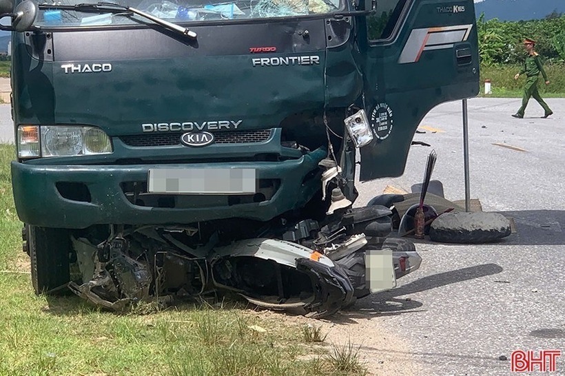 Thời điểm trên, xe tải mang biển kiểm soát tỉnh Hà Tĩnh do tài xế H.N.K. (40 tuổi, ngụ xã Cẩm Trung, Hà Tĩnh) cầm lái trên tuyến đường huyện 131 hướng từ Đại học Hà Tĩnh về đường ven biển đã đâm trúng xe máy chở theo hai vợ chồng.